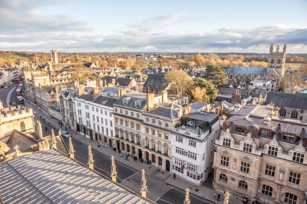 老银行酒店 牛津 外观 照片 The view from the tower of St John's College, Cambridge, looking north-east down the High Street.