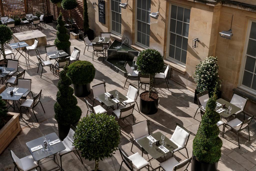 老银行酒店 牛津 外观 照片 The courtyard at the hotel